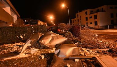 Unbekannter Autofahrer verursacht in Buchs Unfall und flüchtet zu Fuss