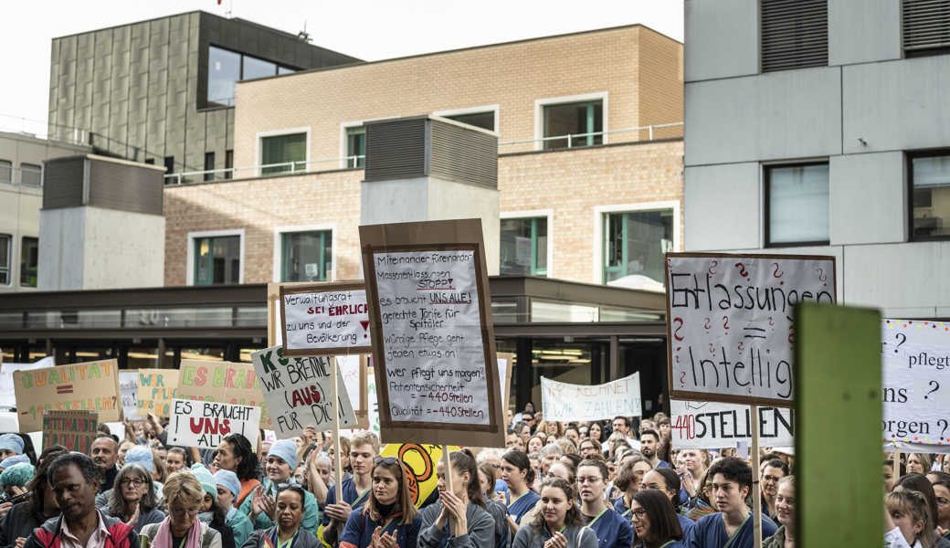 Demonstration am Kantonsspital: Mitarbeitende und Gewerkschaften wehren sich gegen den geplanten Stellenabbau.