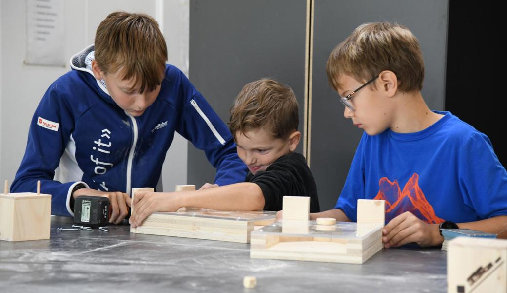 Die Teilnehmenden bauten einen Süssigkeitenspender aus Holz.