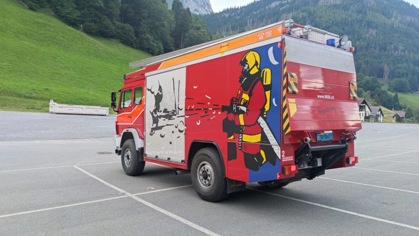  Das 1998 angeschaffte Rüstfahrzeug der Feuerwehr kann nach dem genehmigten Kredit ersetzt werden (rechts). 