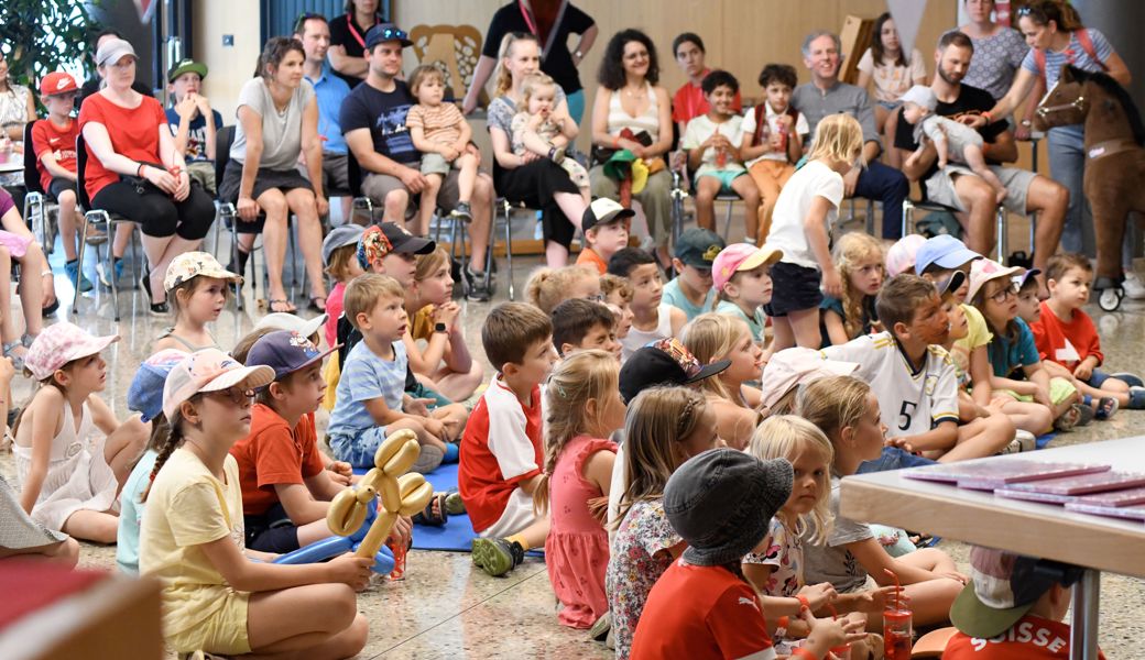 Der Erlebnistag war auch für die Kinder ein Erlebnis. Hier hängen sie gebannt Peach Weber an den Lippen, als er aus seinem Kinderbuch vom «Zwerg Stolperli» vorlas.