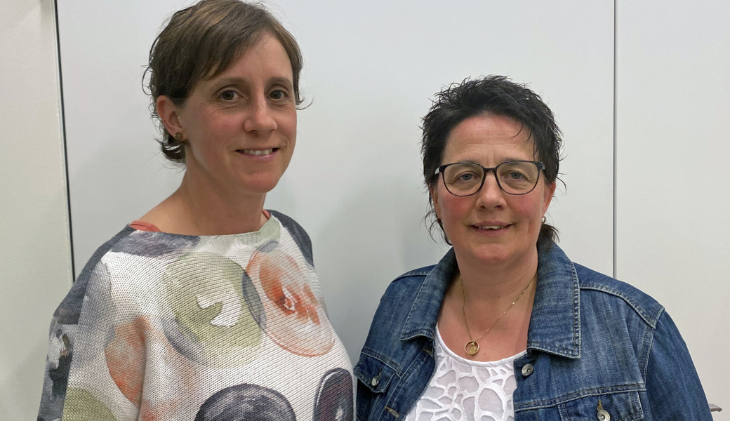 Sandra Siegfried (links), scheidende Leiterin Finanzen, übergibt ihr Amt der neu gewählten Petra Rhiner.