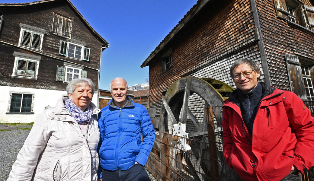 Erna und Roland Schär sowie Philipp Schär (von links) vor dem Wasserrad der Messerschmiede am Mühlbach. Etwas weiter oben wird ab Herbst 2026 ein solches Wasserrad auch die Säge antreiben. 