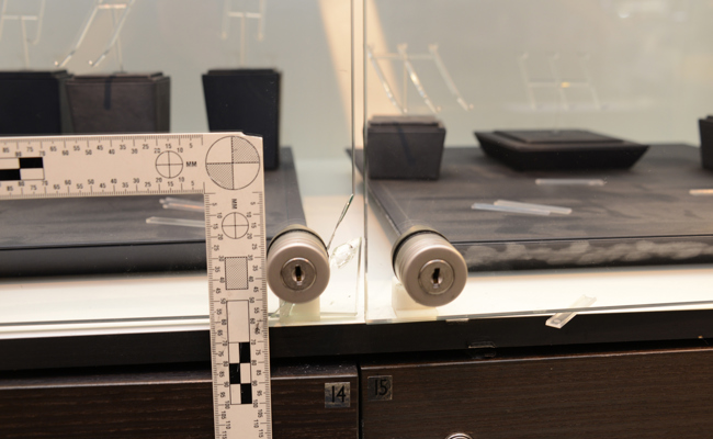 Einbrecher stehlen teure Kugelschreiber und Bargeld – Polizei sucht Zeugen