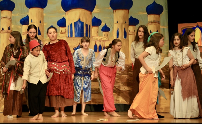 Arabische Nächte: Mittelstufenkinder eroberten mit Musical die Bühne