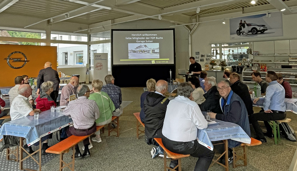 Die Freisinnigen der FDP Buchs besuchten anlässlich ihrer Mitgliederversammlung die Firma Garage Sulser AG in Buchs.