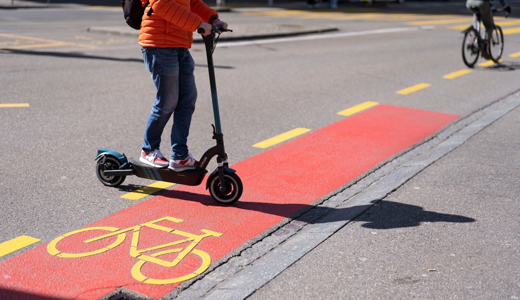 E-Scooter gehören auf die Strasse und haben auf dem Trottoir nichts verloren. 