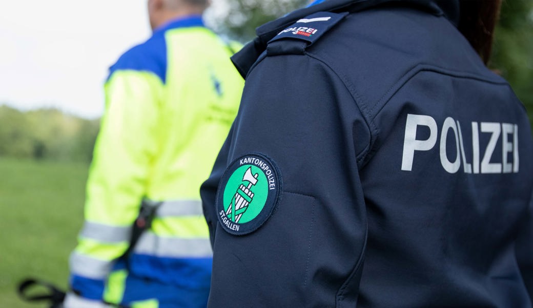 Der Rettungsdienst brachte den Verletzten ins Spital.  Der Rettungsdienst brachte den Verletzten ins Spital.