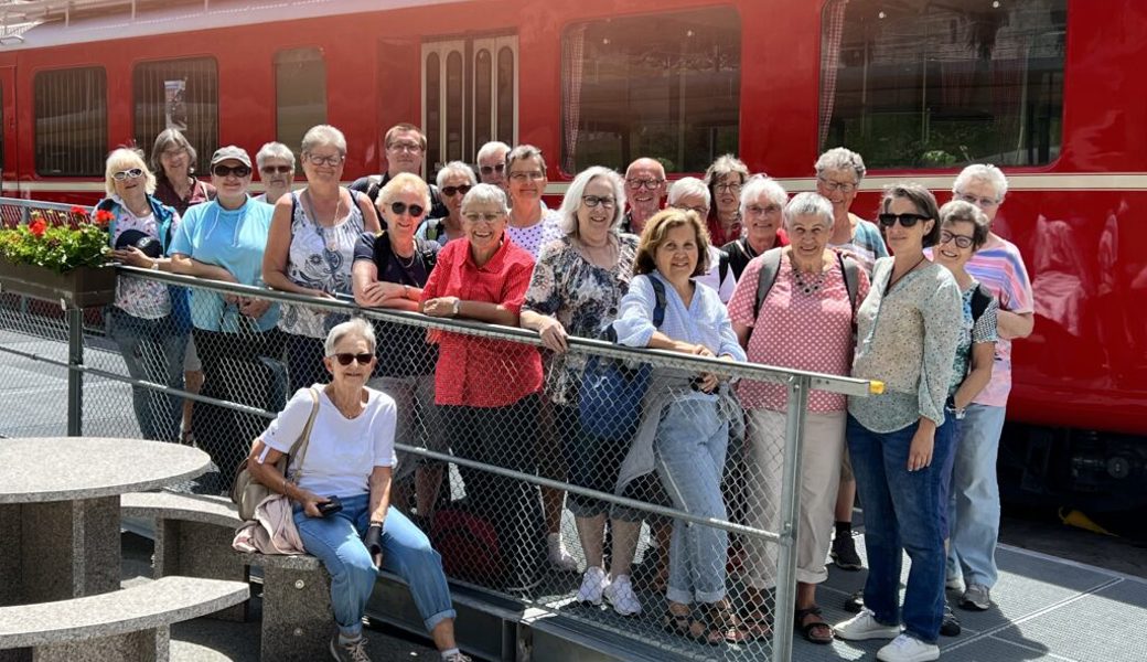  Das IDEM-Team der Spitalregion Rheintal Werdenberg Sarganserland vor dem Bahnmuseum Albula. 