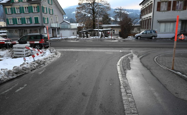 Autofahrerin wird nach einem Unfall mit einer Fussgängerin gesucht