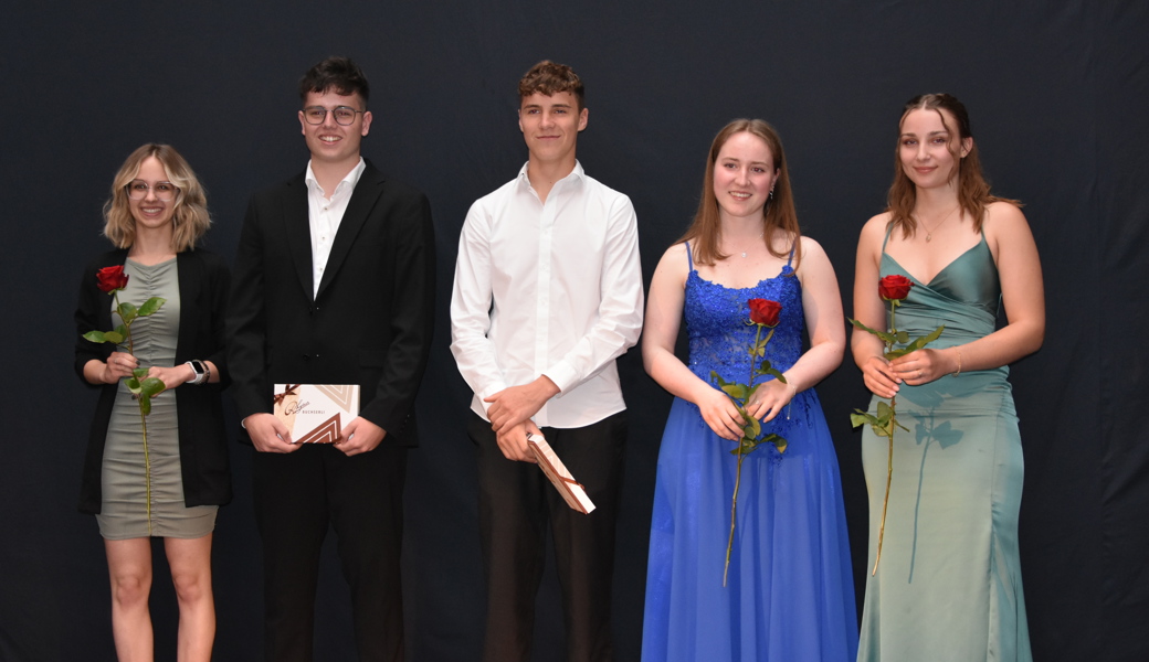 Die besten Absolvierenden, von links: Alina Salome Pöllibauer, Gian Matz, Noah Zünd, Paula Maria Hilti und Selina Eggenberger (5,3, Grabs). 