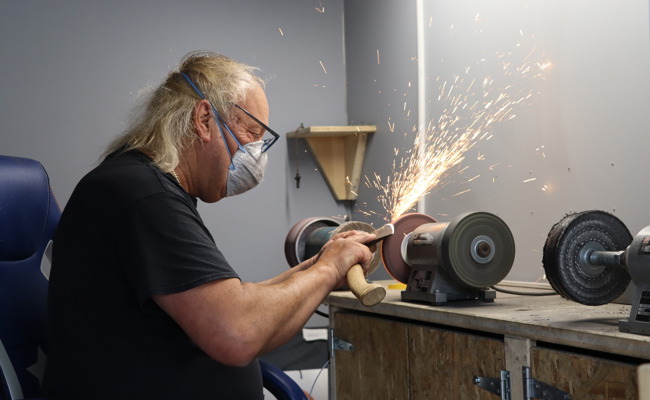 Zwischen Klingen und Schleifstein: Ein Leben für das fast verlorene Handwerk