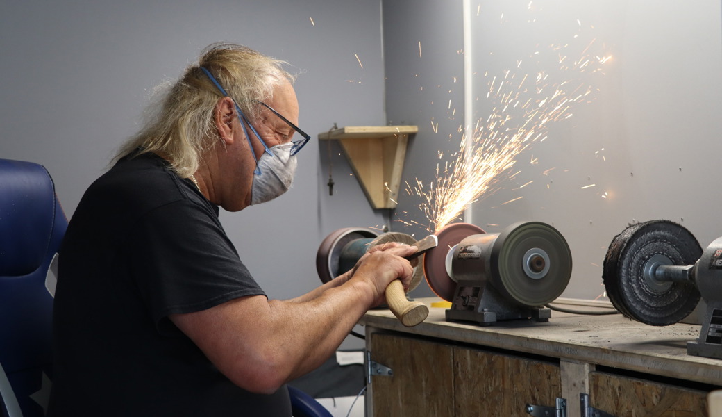 Zwischen Klingen und Schleifstein: Ein Leben für das fast verlorene Handwerk