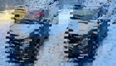 Zwei Unfälle auf lokal vereister Fahrbahn – eine Autofahrerin wird leicht verletzt