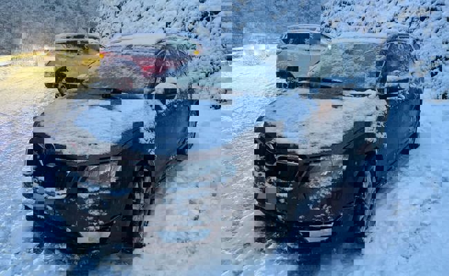 Zwei Unfälle auf lokal vereister Fahrbahn – eine Autofahrerin wird leicht verletzt