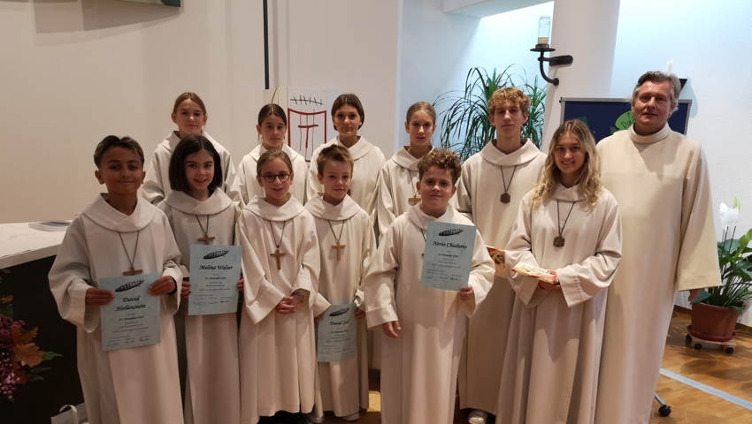 Die Grabser Ministrantinnen und Ministranten mit Seelsorger Ottmar Hetzel (Pfarreibeauftragter).