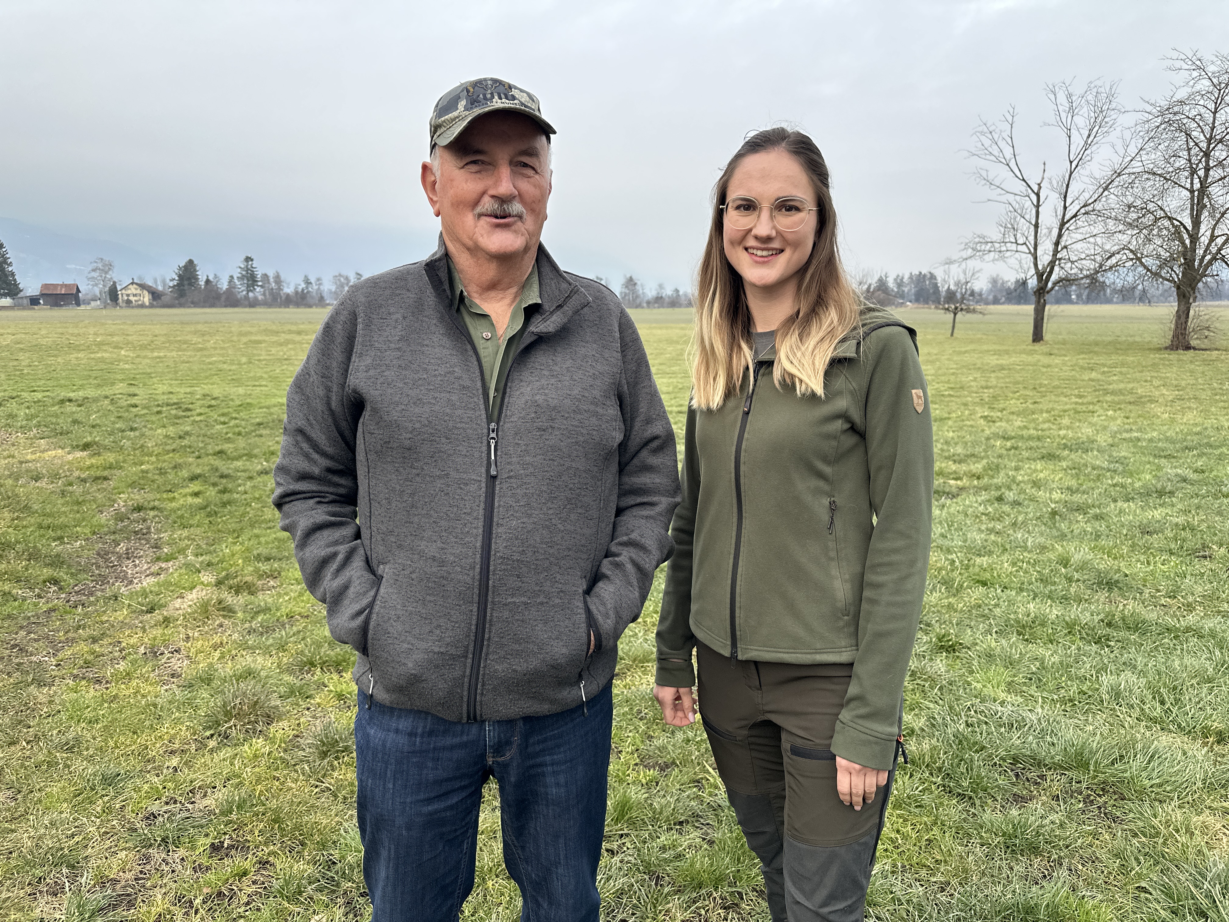 Peter Eggenberger aus Grabs und Andrea Schönenberger aus Salez verbringen einen grossen Teil ihrer Freizeit in der Natur. Als pensionierter Wildhüter und als Jägerin beobachten sie die Verhaltensveränderungen beim Rotwild in ihrem Revier hautnah.