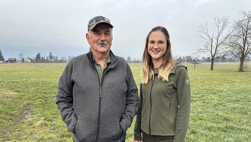 Peter Eggenberger aus Grabs und Andrea Schönenberger aus Salez verbringen einen grossen Teil ihrer Freizeit in der Natur. Als pensionierter Wildhüter und als Jägerin beobachten sie die Verhaltensveränderungen beim Rotwild in ihrem Revier hautnah.