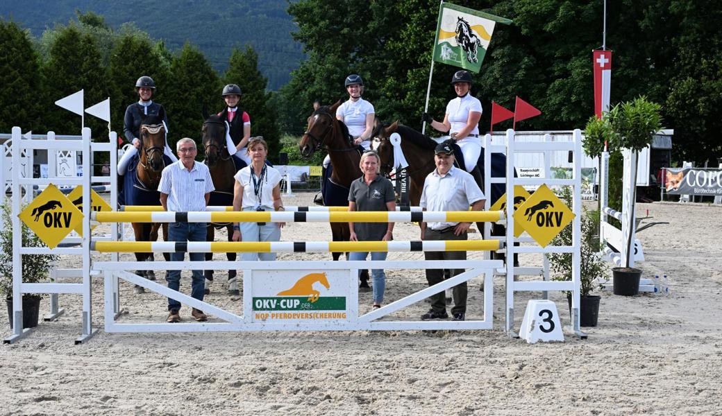 Die Equipe des Reitvereins Werdenberg (hinten von links): Fabienne und Lia Schadegg, Bettina Schlegel und Renate Berner sowie die Funktionäre (vorne von links) Rudolfo Kappeler, Präsident NOP, Uschi Dietsche, Jury, Gabi Lüchinger, Sekretariat, und René Steiner, OKV.