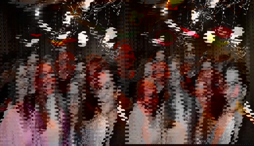  Die Schülerinnen und ihr Lehrer in der Fabriggli-«Voliere» vor ihren Flugobjekten. 