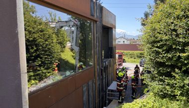 Beim Verbrennen von Unkraut die Fassade angezündet