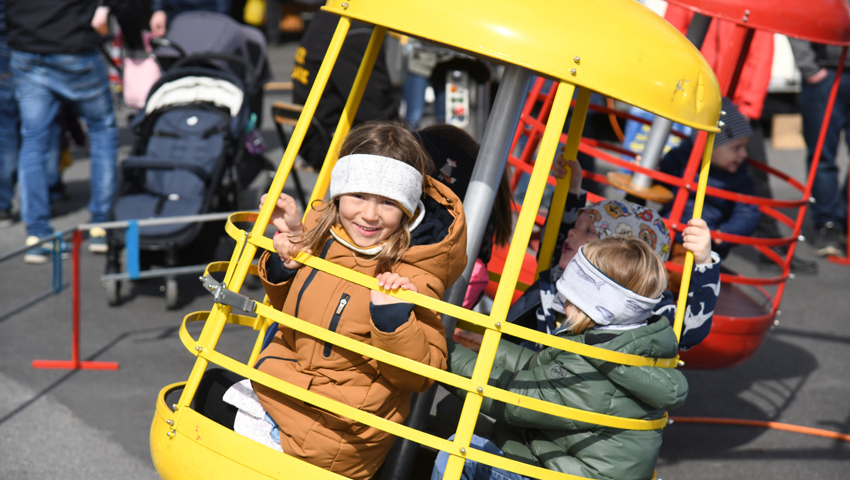  Das macht Spass: Vergnügen im Kinderkarussell.