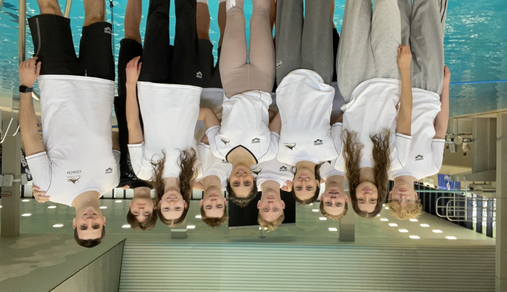 Am Hi-Point Meeting massen sich die Flöserinnen und Flöser mit internationaler Konkurrenz (von links): Julian Diez, Nola Menzi, Leon Ivanovic, Giovanna Bevivino, Levente Nagypál, Adriana Azzarone, Lukas Strojny, Leonie Menzi, Matisse Mamin und Coach Milan Stojilkovic.