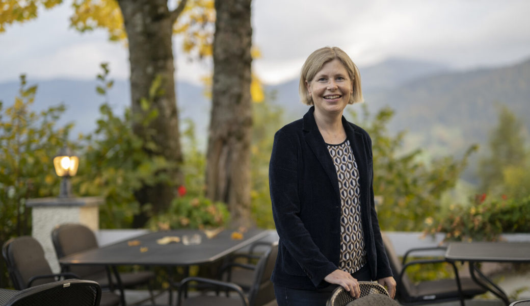  Nationalrätin Esther Friedli am 6. Oktober auf der Terrasse des «Hauses der Freiheit» in Ebnat-Kappel. 