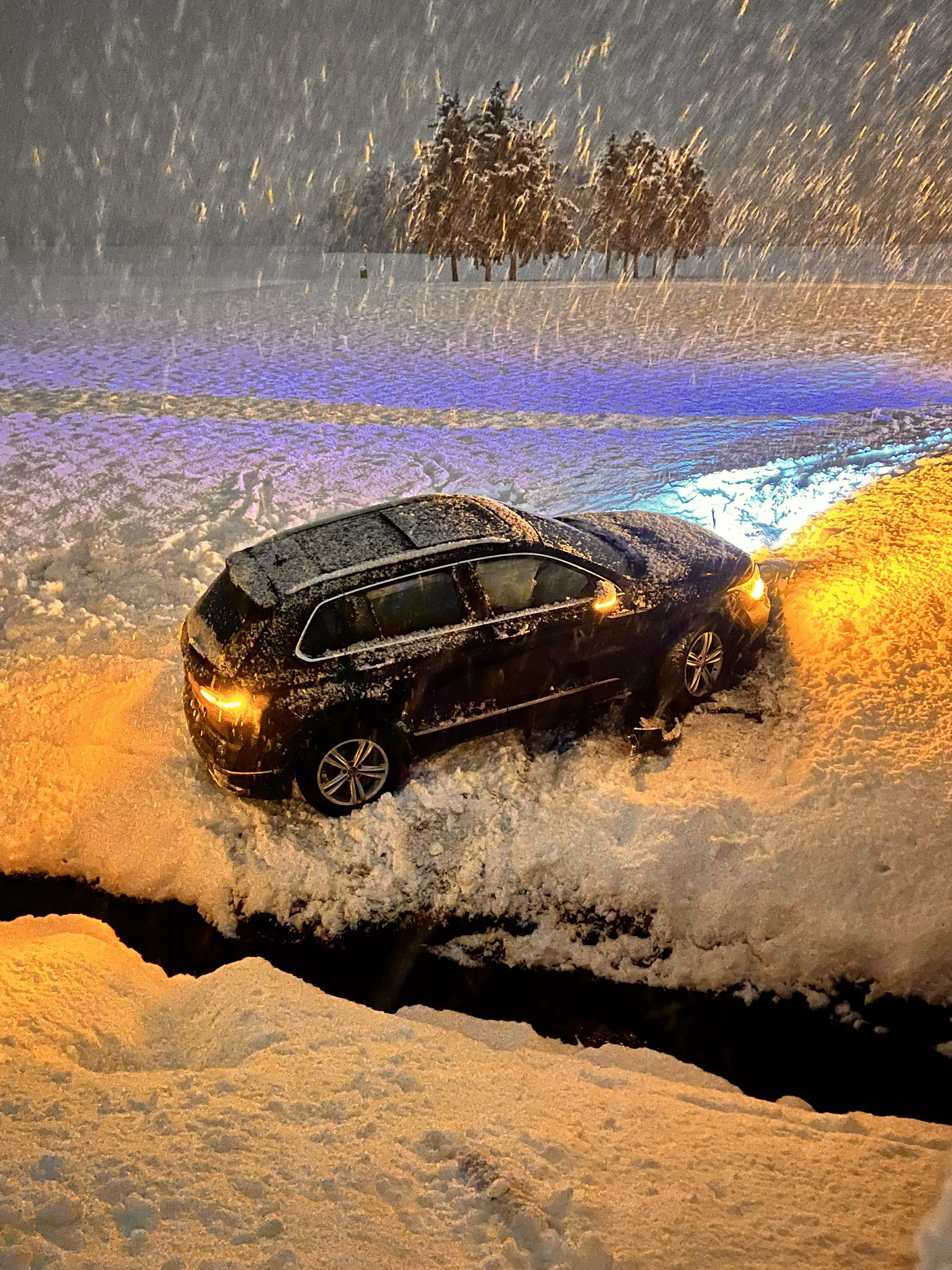 Mit Auto in Bachbett und in Schild gerutscht