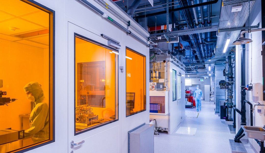 Der Gelbraum im Reinraum-Bereich der Ostschweizer Fachhochschule in Buchs ist der sensibelste Teil der Anlage und muss äussert sauber gehalten werden.