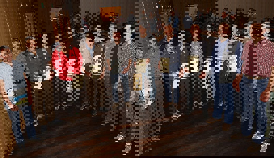  Dank für langjährige Alptätigkeit im Kanton: Die geehrten Älplerinnen und Älpler samt Präsidenten an der Wintertagung der Alpsektionen in Mels. 