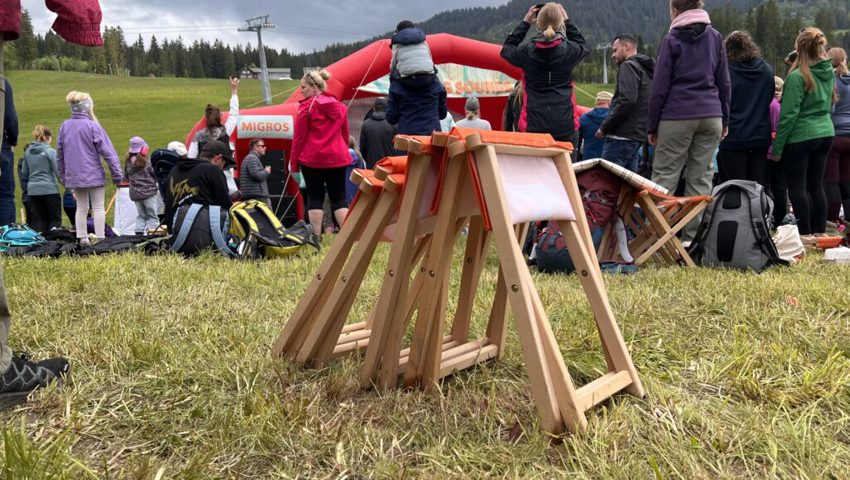  Die Klappstühle mussten nicht lange auf ihre Benutzerinnen und Benutzer warten. 