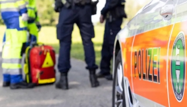 Arbeiter bei Wartung von Maschine eingeklemmt