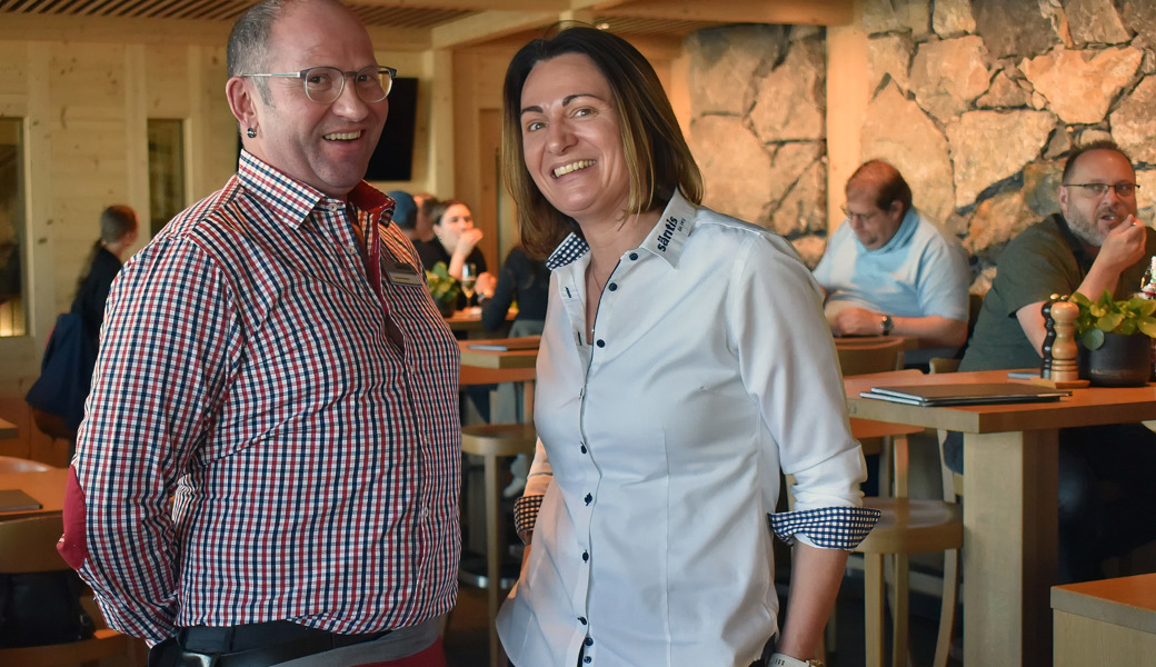 Servicemitarbeiter Hansueli Inauen und Geschäftsleitungsmitglied Daniela Räbsamen.