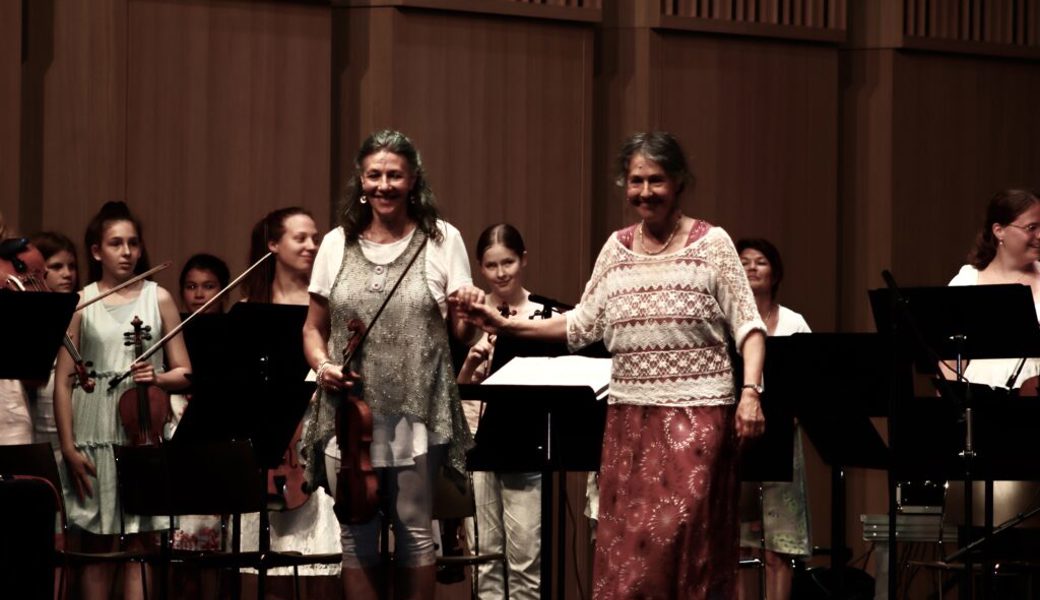  Rahel Laukas-Gabathuler (rechts) beim Schlussapplaus ihres letzten Auftrittes als Leiterin des Musikschulorchesters mit Elisabeth Plaku-Gabathuler.