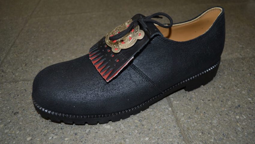 Bei diesem Sennenschuh zeigt noch die Fleischseite des Leders nach aussen. In Zukunft will Bernhard Schnyder dies ändern.<br /> Bei diesem Sennenschuh zeigt noch die Fleischseite des Leders nach aussen. In Zukunft will Bernhard Schnyder dies ändern.<br />