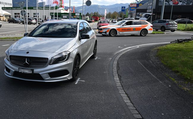 Gefährlicher Kreisverkehr: Velofahrer bei Unfall mit Auto verletzt
