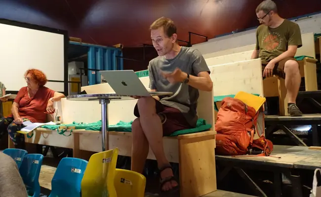 Zeltainer im Aufbruch, Demokratie auf der Bühne: Als die Frauen noch per Gesetz den Haushalt führen mussten