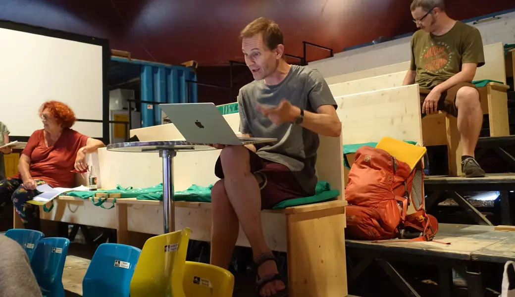 Regisseur Daniel Koller beobachtet, kontrolliert den Text und gibt Anweisungen.