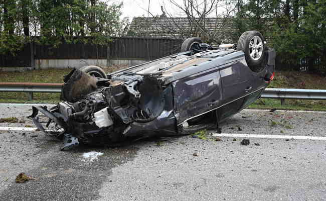 Auf Umfahrungsstrasse verunfallt und auf Dach gelandet