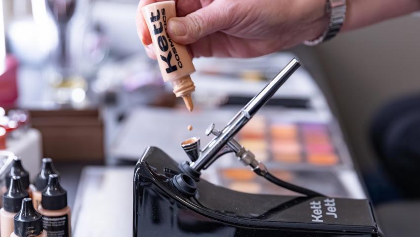 Die Grundierung des Make-ups wird mit dem Airbrusher auf die Haut aufgetragen.