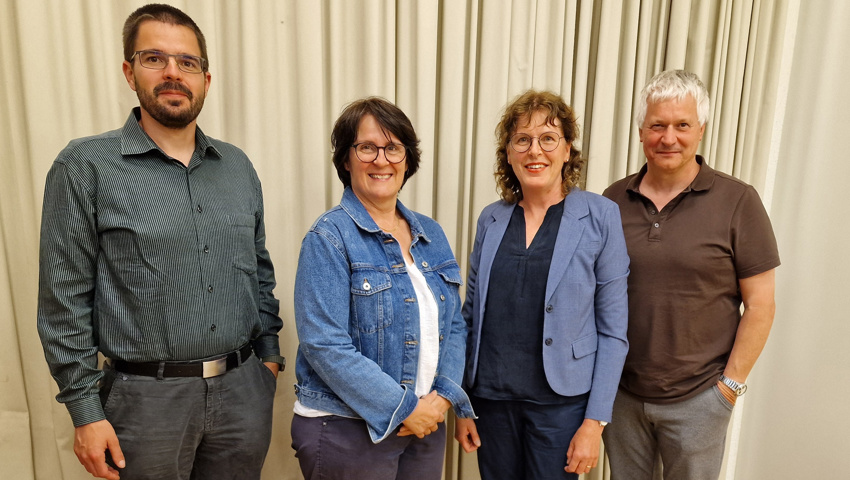 Die verabschiedeten Amtsträgerinnen und -träger, von links: Pirmin Riget, Sandra Schneider (beide GPK) und Vreni Kruse (Vorstand) mit Präsident Meinrad Gartmann.