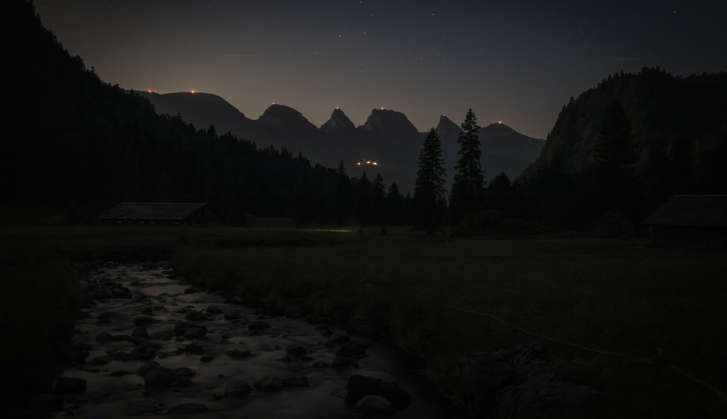 Verspätetet brannten sie doch noch: Höhenfeuer auf den Churfirsten