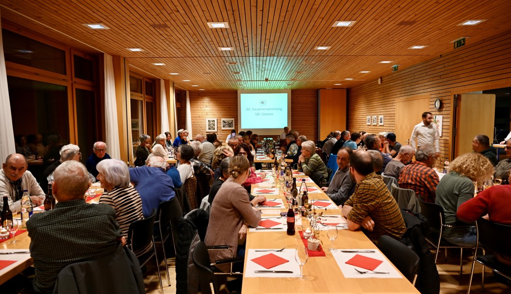 Die Mitglieder des SBC Gonzen diskutierten an der Hauptversammlung eifrig, ob auf der Skihütte Lanaberg die elektronische Zahlungsmöglichkeit eingeführt werden soll.