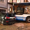 Linienbus-Chauffeuse prallt in parkierte Autos