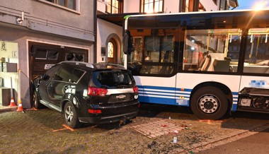 Linienbus-Chauffeuse prallt in parkierte Autos