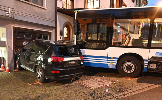 Linienbus-Chauffeuse prallt in parkierte Autos