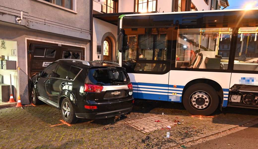 Anfahren eines Linienbuses ging schief: Es entstand hoher Sachschaden.