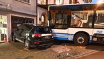 Linienbus-Chauffeuse prallt in parkierte Autos