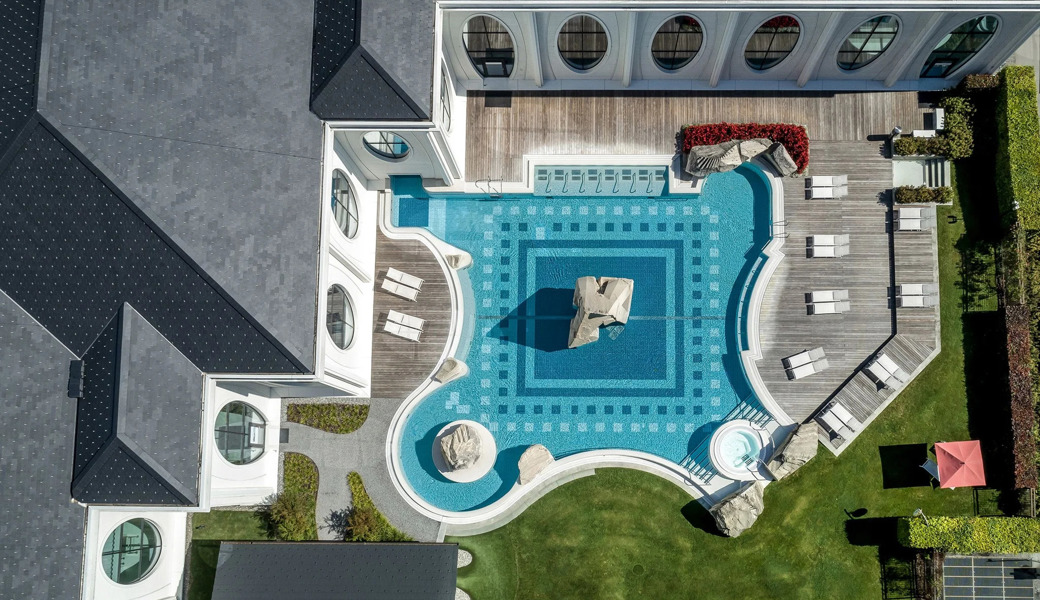 Aussenbad der Tamina-Therme von oben. 